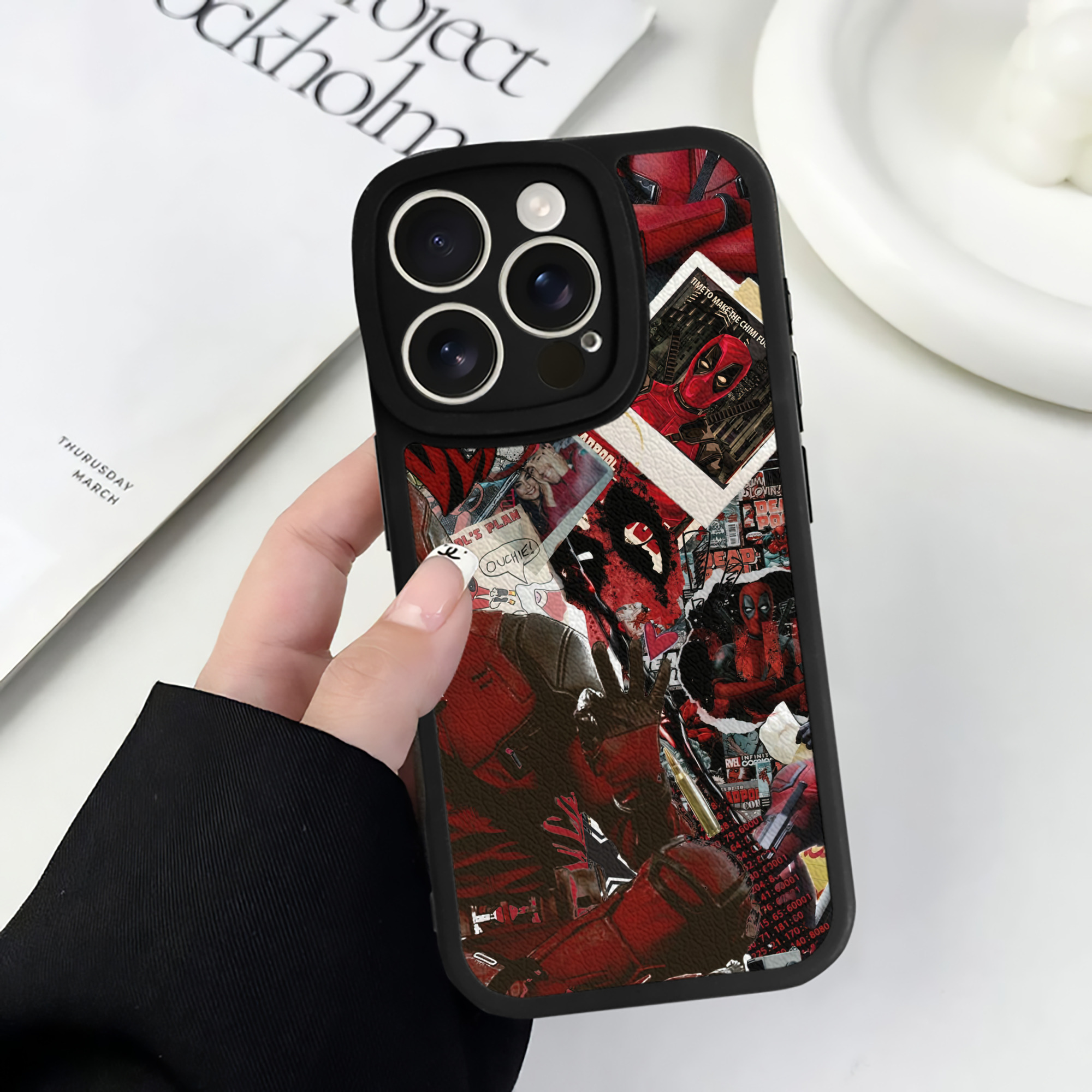 （画像用） Deadpool デッドプール 【iPhone 16シリーズ対応】シリコンスマホケース（レザー調） 材質：シリコン